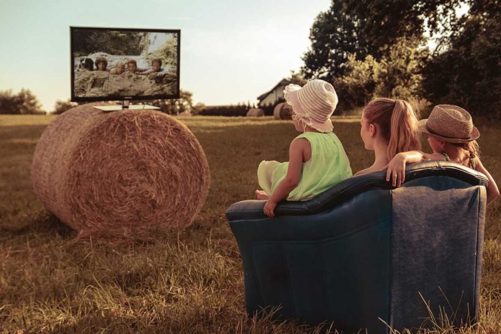 Famílias conectadas: o que considerar antes de contratar um pacote de TV e internet em 2025