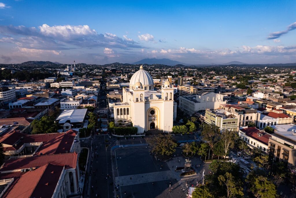 Por que a escolha do hotel em Salvador muda mais sua viagem do que os próprios passeios Por que a escolha do hotel em Salvador muda mais sua viagem do que os próprios passeios